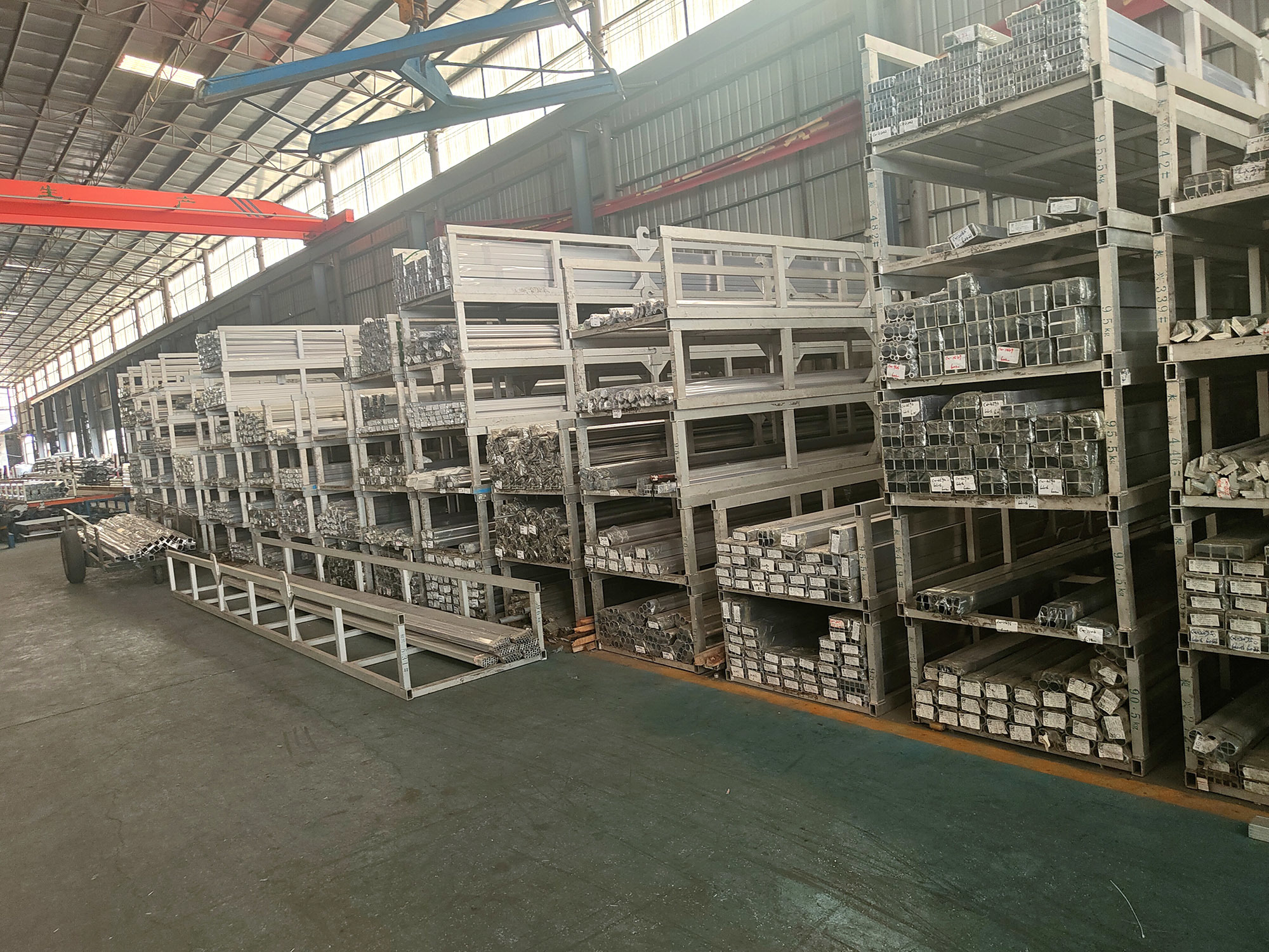 西安源头工厂铝合金踢脚线型材现货仓库实景